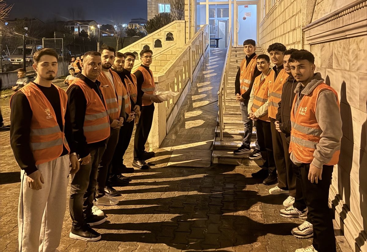 Mübarek Ramazan-ı Şerif’te teravih namazı sonrası Camilerimizde İkramda bulunduk