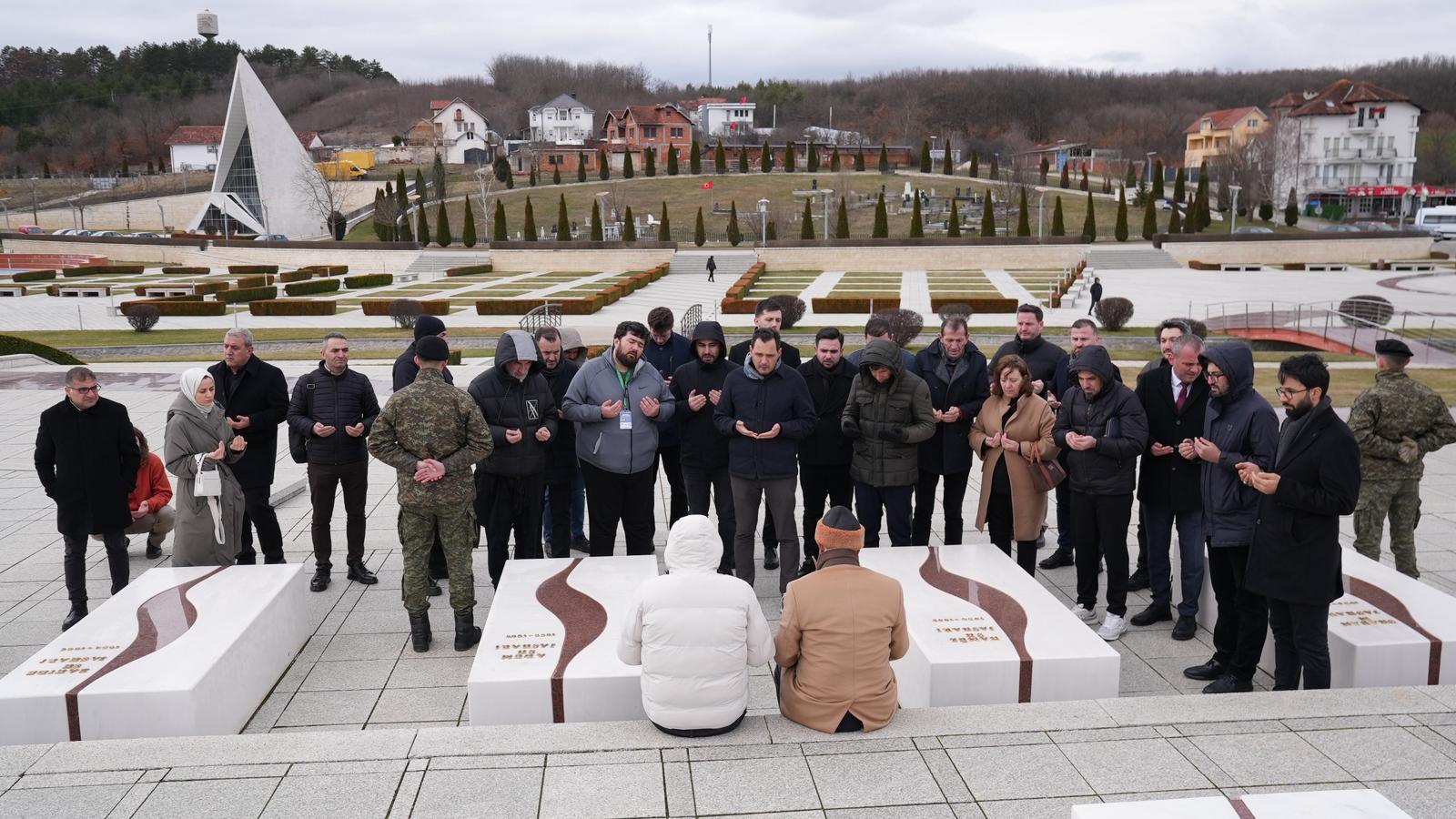 Kosova’nın Prekaz (Skenderaj) köyünde, UÇK’nin kurucusu Şehit Adem Yaşari ve ailesinden 56 şehidin evi ile kabirlerini ziyaret ettik.