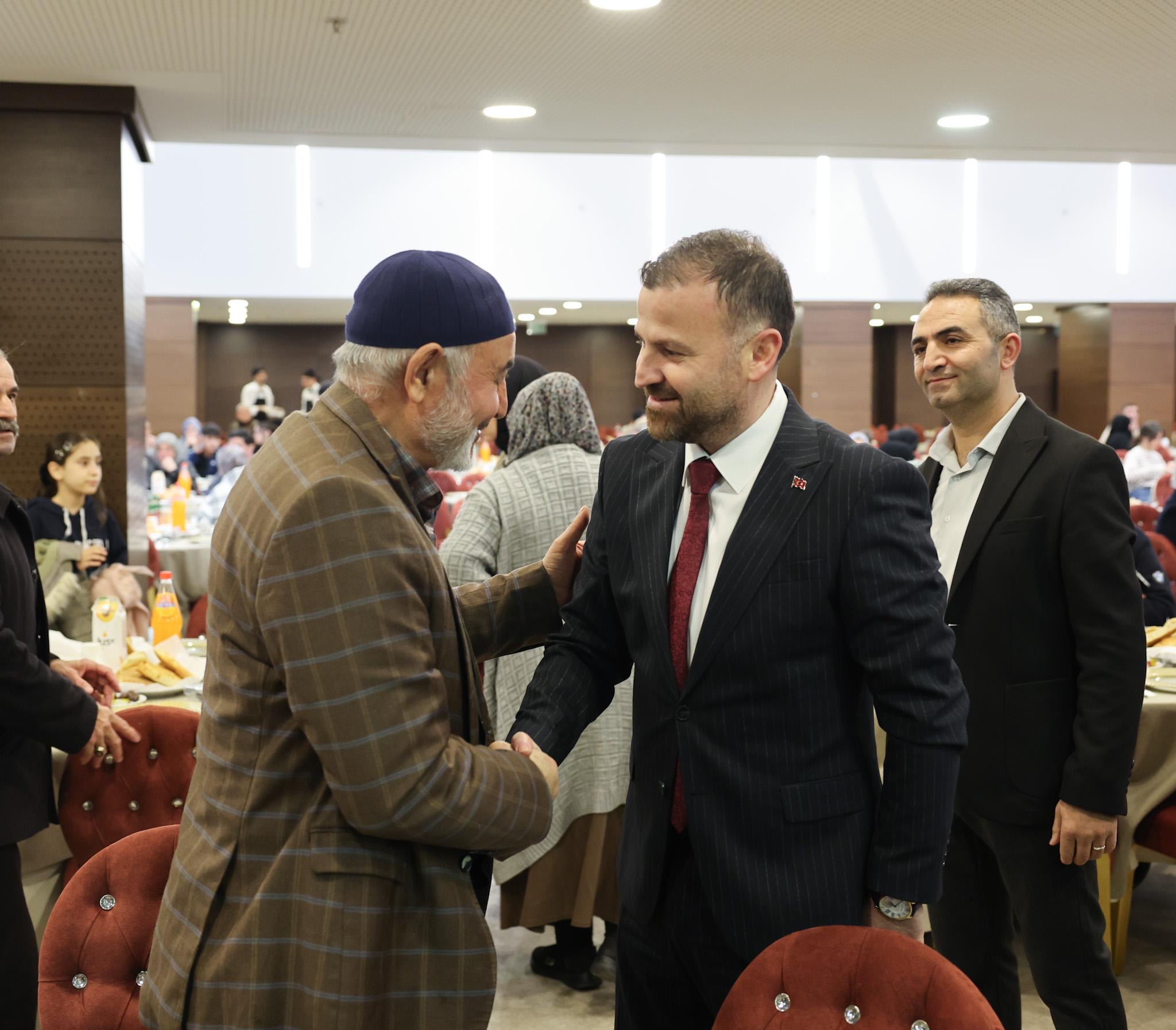 Teşkilatımızla birlikte Merkez, Anadolu, Mustafa Kemalpaşa, Nenehatun ve İslambey mahallelerimizle bugün iftar soframızda bir araya geldik.