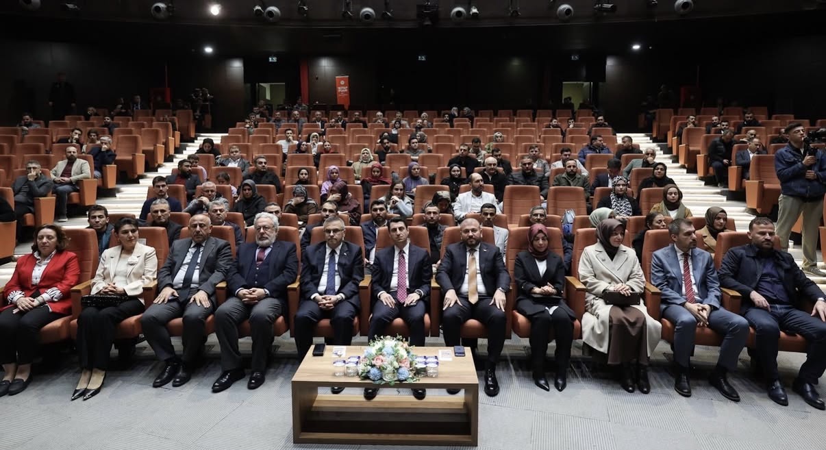 Arnavutköy Kitap Fuarı, ziyaretçilerine kapılarını açtı.