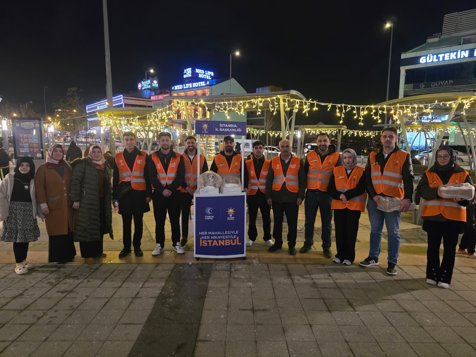 Mübarek Ramazan-ı Şerif’te teravih namazı sonrası Camilerimizde teşkilatımızla lokum ikramında bulunduk.
