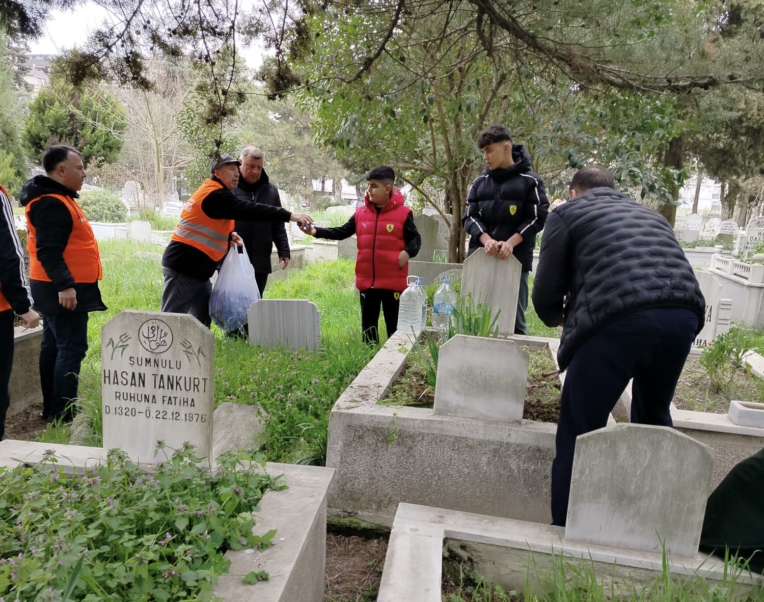 İlçemizde bulunan mezarlıkları gelen vatandaşlara ikramda bulunduk.