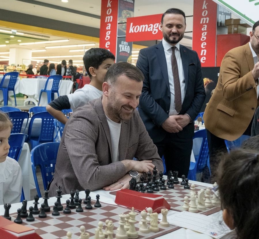 Şah & Mat Satranç Spor Kulübü’nün düzenlediği satranç turnuvasında, Belediye Başkanımız Mustafa Candaroğlu ile birlikte gençlerimizin heyecanına ortak olduk.