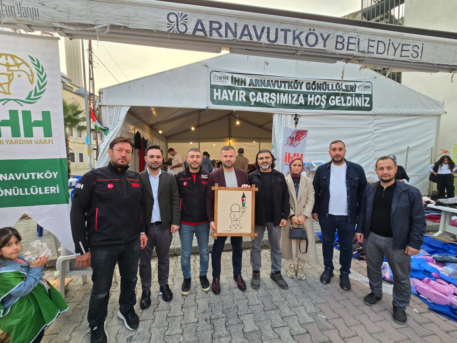 Bugün teşkilatımızla birlikte İHH’nın Merkez Camii önünde kurmuş olduğu hayır çarşısını ziyaret ettik.
